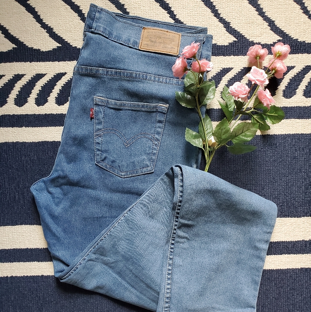 Light Levi's High Rise Jeans - Picture 2 of 9